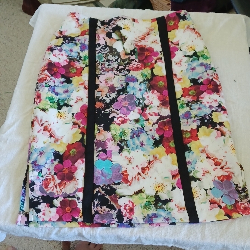 Spense pansy floral pencil skirt Size S, side zip, nwt